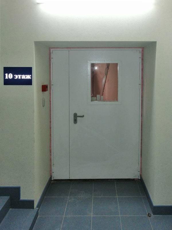 Дверь с антипаникой снаружи Дверь с антипаникой снаружи