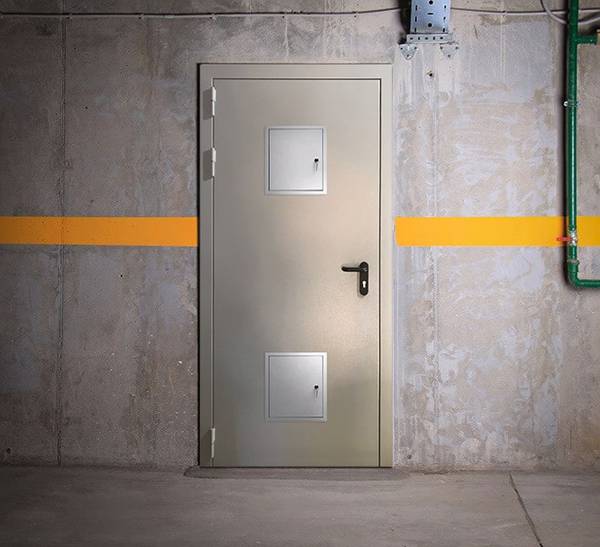 Однопольная дверь с двумя узлами