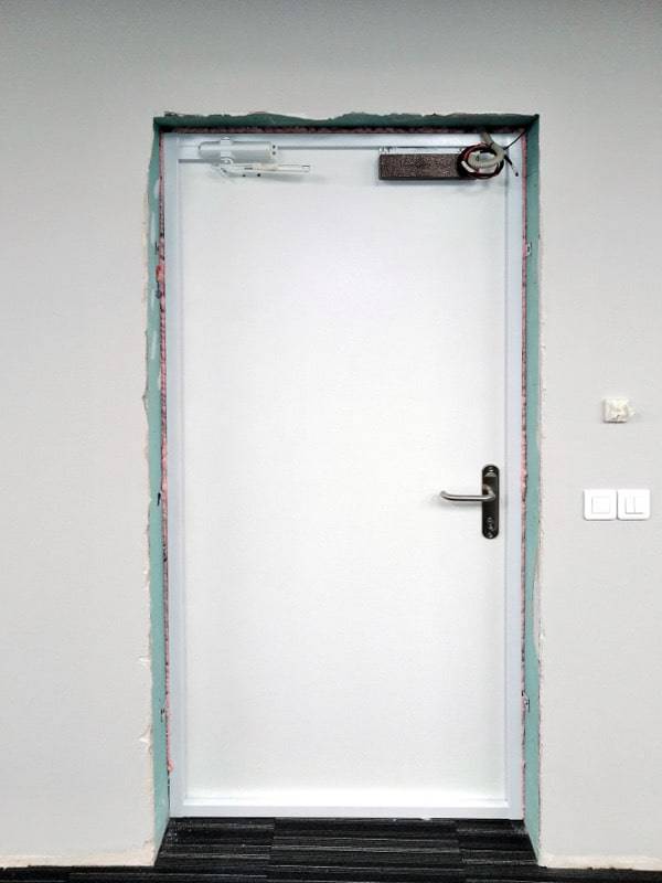 Одностворчатая дверь изнутри Одностворчатая дверь изнутри