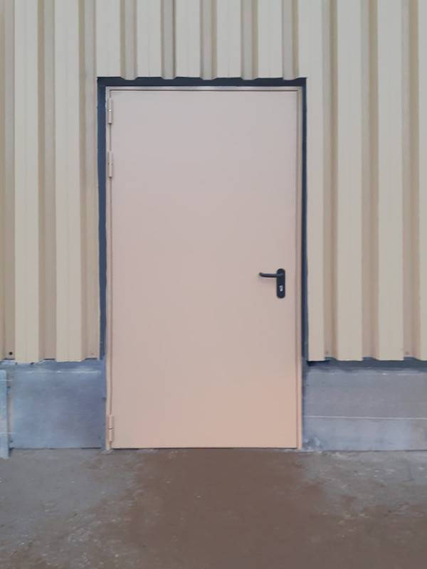 Огнеупорная дверь, вид снаружи (склад, ул. 2-я Вольская)