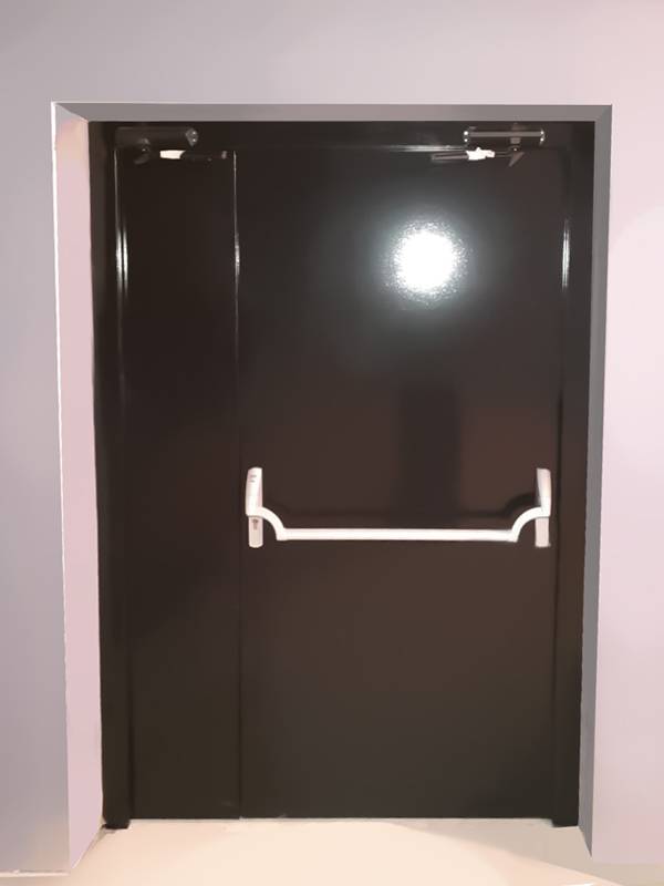 Полуторная дверь в торговом центре, фото изнутри (ТЦ, г. Балашиха)