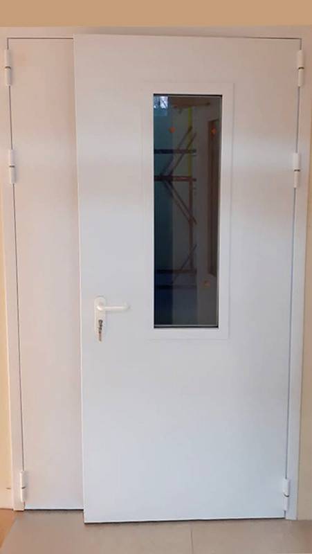 Полуторная дверь, вид снаружи (госпиталь, ул. 2-я Дубровская)