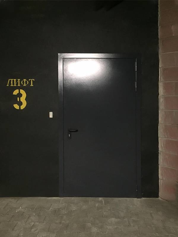 Противопожарная дверь снаружи (пр-т Маршала Жукова)