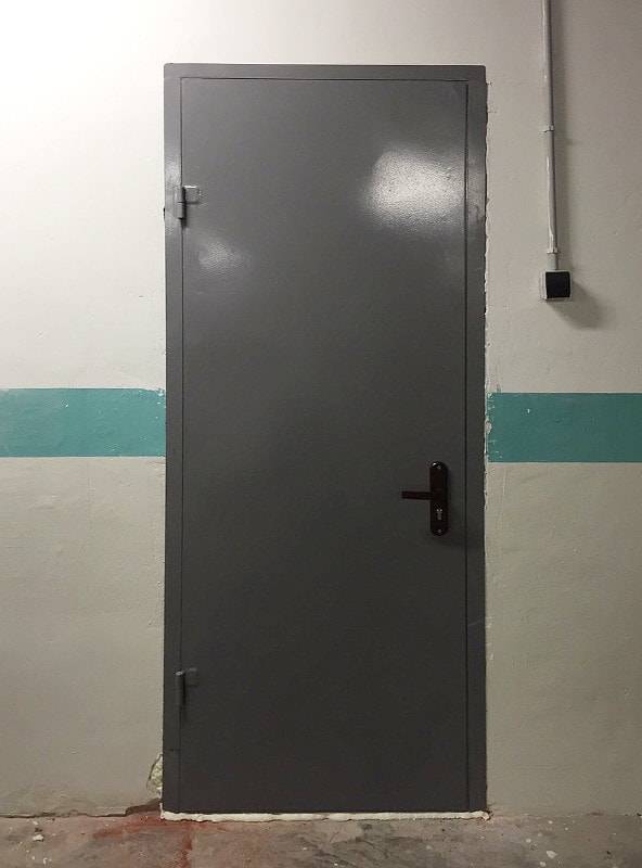 Серая техническая дверь
