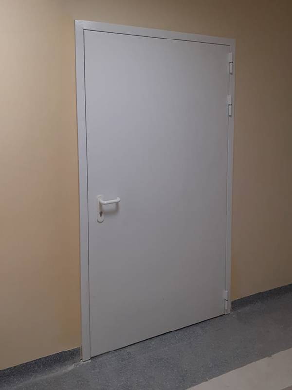 Внешняя сторона двери (ул. 3-я Черепковская)