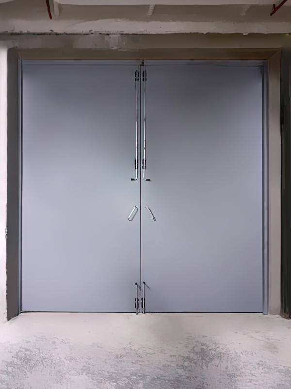 Ворота 4×4 метра, фото из помещения (г. Балашиха)